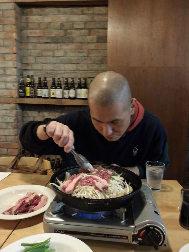 野菜を下に敷いてから羊肉を焼きます。