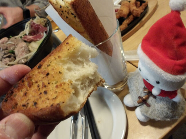 こんがりと焼いたフランスパンにふわっとするガーリックがさらに食欲をわかせてくれます(´艸｀*)。<br />パリッとした味わいが何ともたまりません。