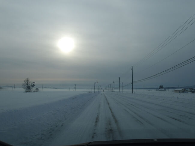 旭川空港へ向けて車を走らせます。<br />轍があるのでこの轍を目印に車を走らせるのがコツだとか。<br />