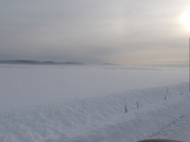 白銀の世界が広がる風景を突っ走ります。<br />「道って分かるの(・_・;)？」という中を走ります。<br />