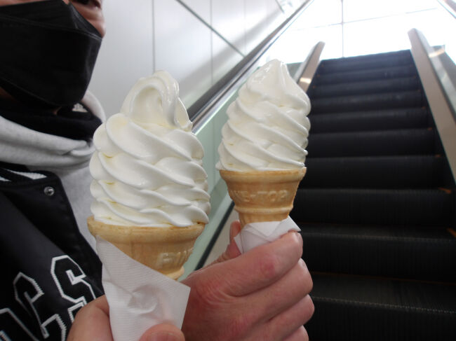 新鮮な牛乳を使ったソフトクリームで乾杯(・ω・)ノ。