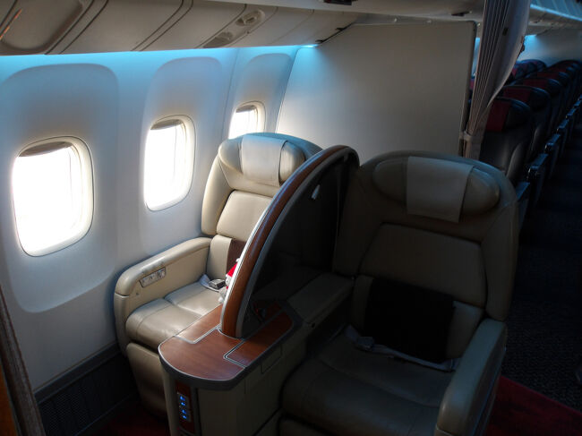 機内へ。<br />帰りも行きと同様、クラスＪですが、ファーストクラスの席。