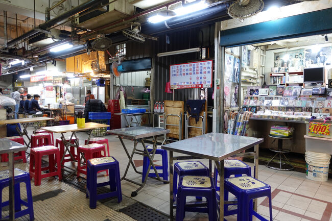 注文受けてから炒めるのかしらね。夜市とか、山盛りのんを盛り付けだけの店も多いけど。<br /><br />しばらく隅っこ席で待ちます。