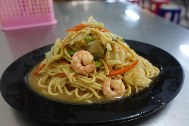 蝦仁炒麺。は、山盛りでやって来ました。ちょっと意表つく盛り付け。