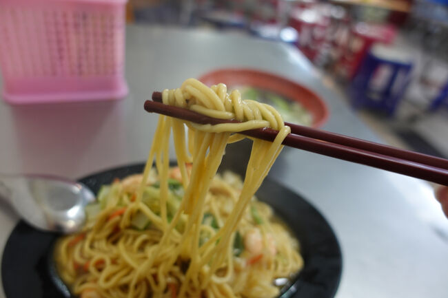 汁っ気たっぷりやから、麺も柔らかめかな。食べやすい、けど汁っ気のおかげでちと熱い。