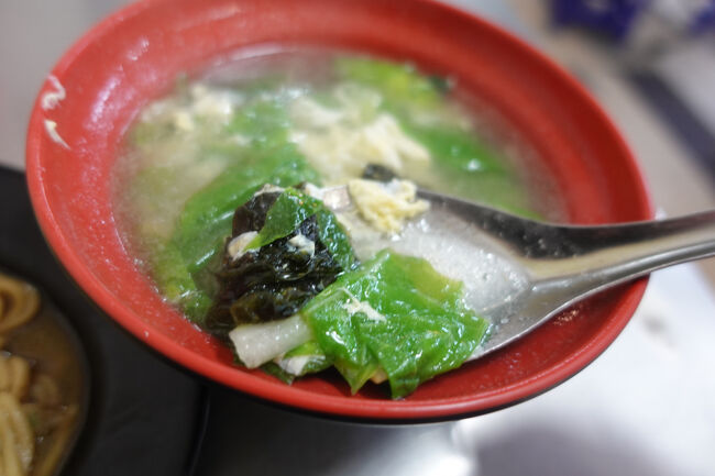 一緒に青菜ってのも嬉しいね。って、ほぼ熱湯。金属レンゲはちとつらい。ゆっくりいただきましょう。まだ混んでへんし。