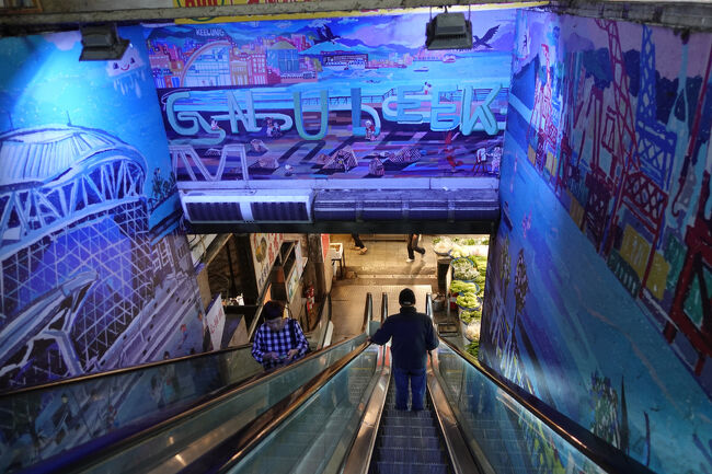 エスカレーターで下へ…市場のエスカレーターとは思えぬ。