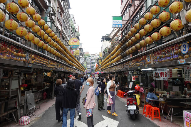 人居てますねぇ。開いてるとこあるんかも。