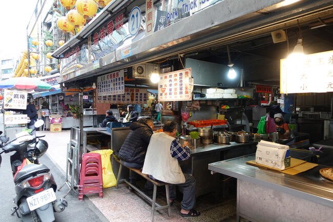 開いてますね。昼から夜まで営業かしら。