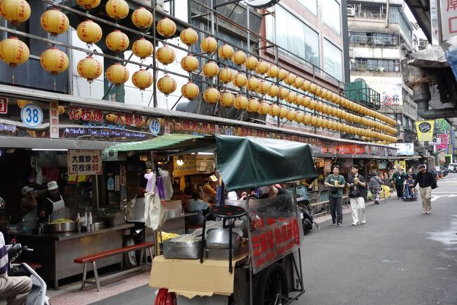 花枝(火庚)のお店もやってはる…と、目の前を走り抜けるはこれから準備の屋台かね。