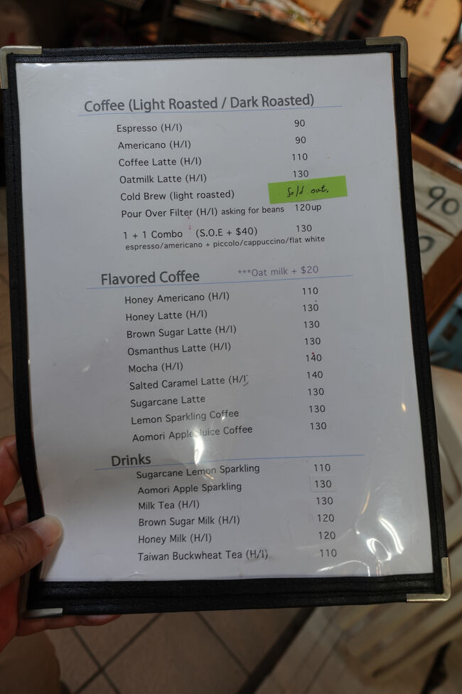 お姉さんが英文の菜単渡してくれます。