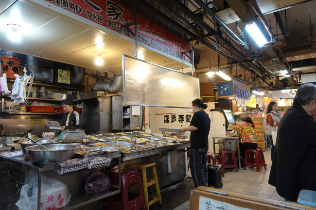 ここの珈琲屋さんだけ、新品で小洒落た感じやけど、周囲はやっぱり市場…
