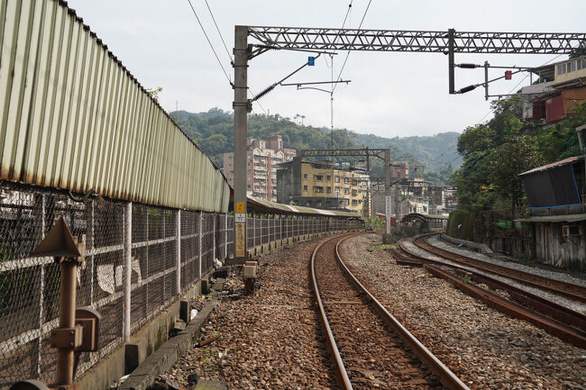 向こうは一つ手前、三坑火車站でしたっけ？流石に見えへんか。