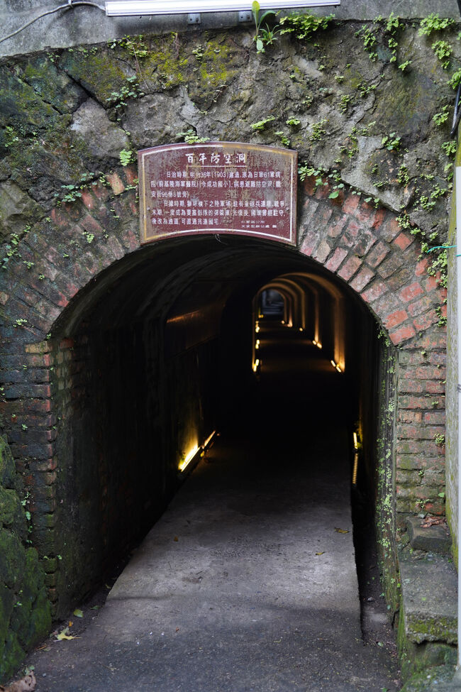 渡ると急に路地の坂道。その先にトンネルです。