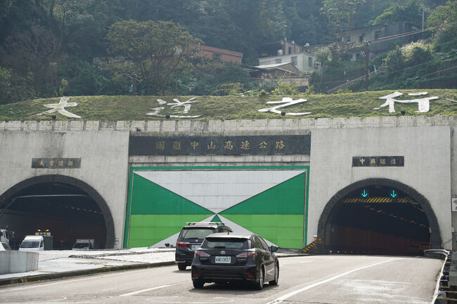 これから登るであろう山に突っ込んでいく汽車達。高速道路のトンネルみたい。