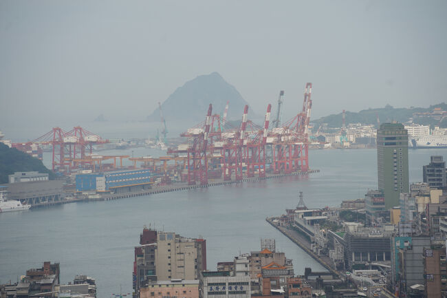 港も一望。霞んでるけど、基隆嶼も。
