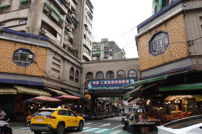 線路越えて、しばらく進むと、お馴染み仁愛市場です。