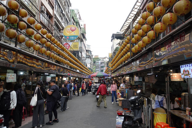 ふと思い立って、廟口夜市の道へ。
