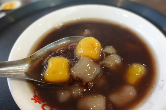 レンゲですくっても豆花の気配がございません。