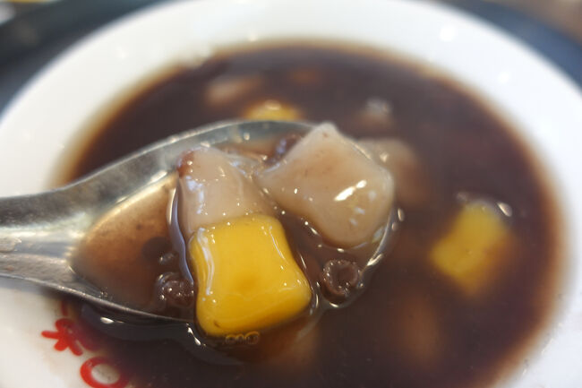芋圓とか湯圓とかが紅豆に浮いてる…、豆花屋さんって、なに頼んでもあくまで豆花と思い込み…