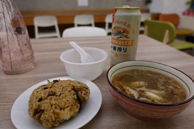 宿の器に移します。プラッチックの器ももらったけれど。