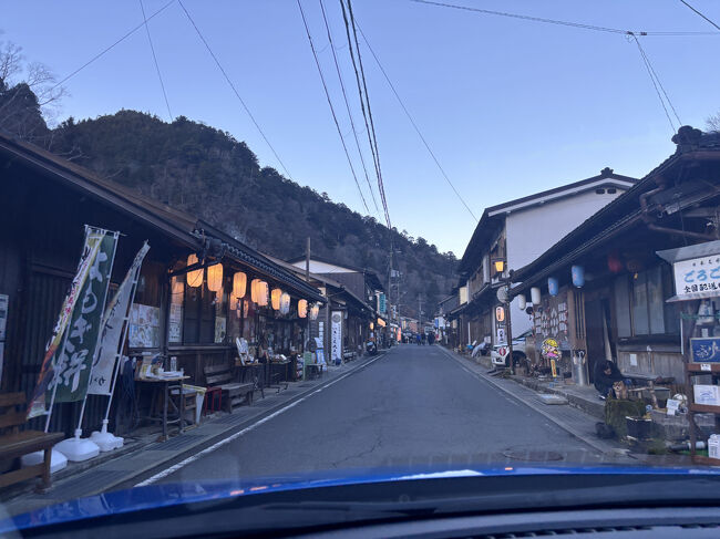 キトラ古墳から1時間20分ほど車で走って、吉野郡天川村の洞川温泉に到着です。道の両側に古い家屋が並んでいます。昔ながらの温泉街の雰囲気です。<br /><br />16:20