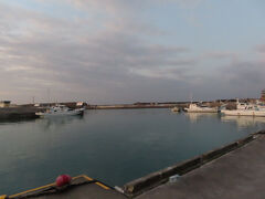 ３日目、今日も晴れです。

今朝は６時すぎににホテルを出て
読谷村の都屋漁港に来ました。
ひとり3,000円で定置網体験ができるんです。