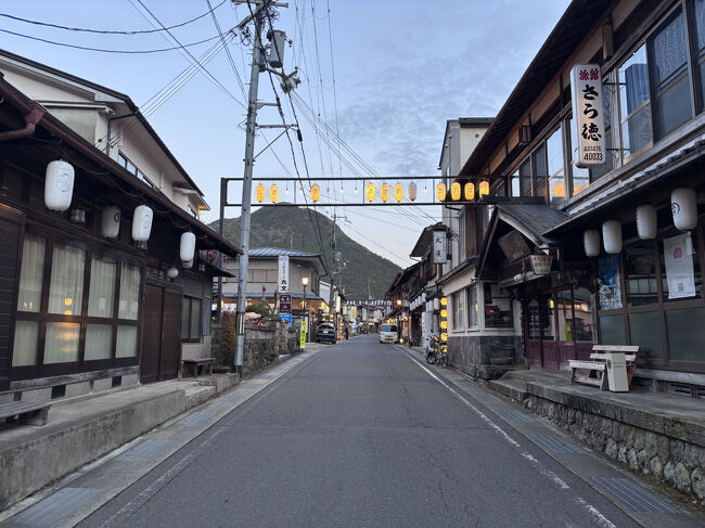 温泉街の外れに外湯がありますので、散歩がてら行ってみることにします。<br /><br />洞川温泉は、奈良県天川村にある山里の温泉地で、修験道の聖地・大峯山寺（山上ヶ岳）への登山口として古くから栄えてきました。参拝者や山伏が身を清める場所として発展し、今も龍泉寺を中心に修験道の文化が色濃く残っています。