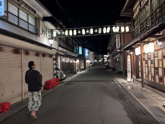 旅館の若女将に、近くにある地ビールのお店を勧められました。そこで、浴衣のまま下駄をカランコロンと鳴らしながら温泉街を歩いてみます。夜に開いているお店は、居酒屋とその地ビールのお店の2軒だけだそうです。
