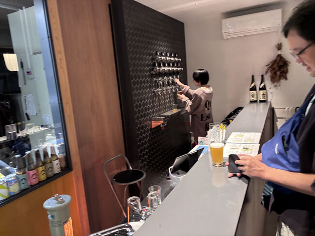 ビール醸造タンクが並ぶ店内で、春夏秋冬の4種類の中からビールを選びます。