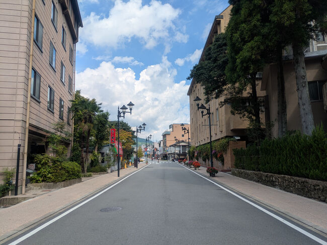 宿の前の栄町通り。