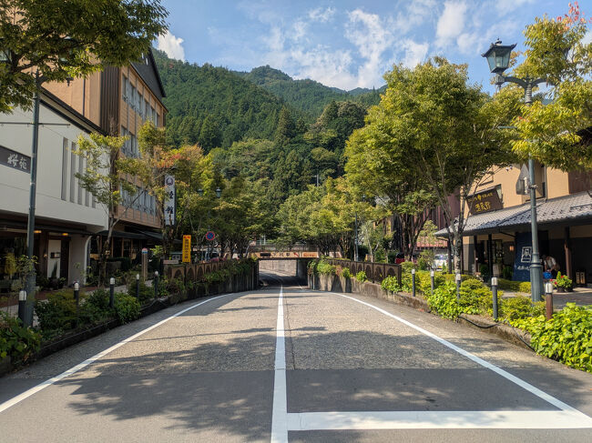 通りの左側（西側）が駅だけど、