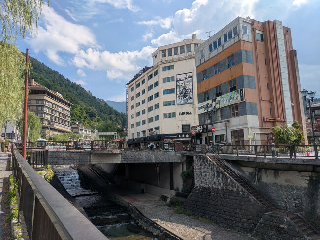 飛騨川に注ぐ阿多野川に架かる白鷺橋、