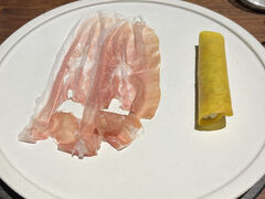 夕飯は、アジアのベストレストランにランクインしている、ミシュラン１つ星のイタリアン、チェンチさんへ。インバウンドが多いお店。
3回目の訪問です。この店の看板と言えそうな生ハム「ペルシュウ」。日本で唯一作られるパルマの生ハムです。