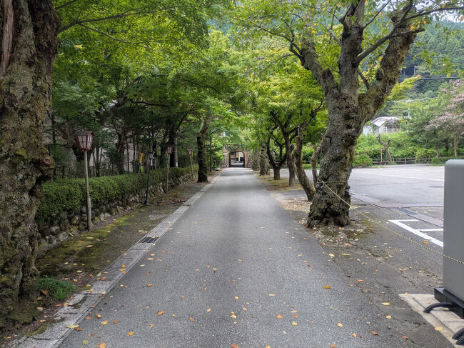 駐車場を抜け、