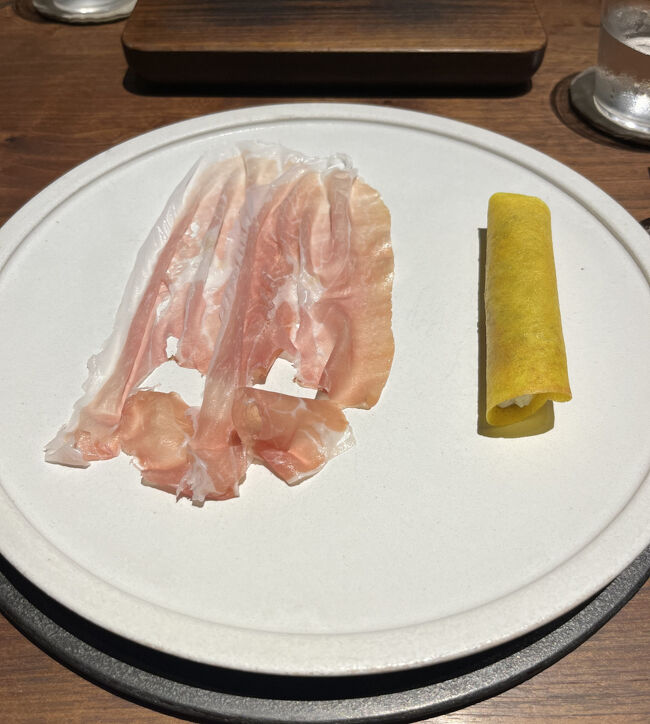 夕飯は、アジアのベストレストランにランクインしている、ミシュラン１つ星のイタリアン、チェンチさんへ。インバウンドが多いお店。<br />3回目の訪問です。この店の看板と言えそうな生ハム「ペルシュウ」。日本で唯一作られるパルマの生ハムです。