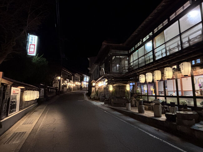 何百メートルにもわたって、ずっと提灯の並ぶ風景が続きます。