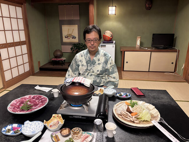 宿で夕ご飯です。牡丹鍋のコースしました。