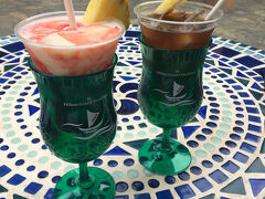 ビストロでライブミュージックを聞きながらカクテルタイム
左はラバフロー
右はマイタイ