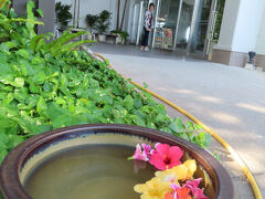 急いでホテルに戻り11時ギリギリにチェックアウト。
荷物を車に入れてもう一度ホテルを散策。
昨日は陽が傾きかけてたからね、
真昼のホテルの撮影会♪