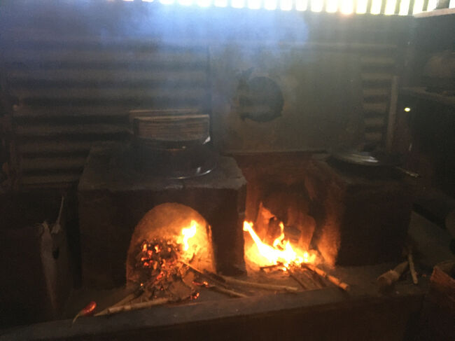 毎朝、囲炉裏でご飯を炊いています