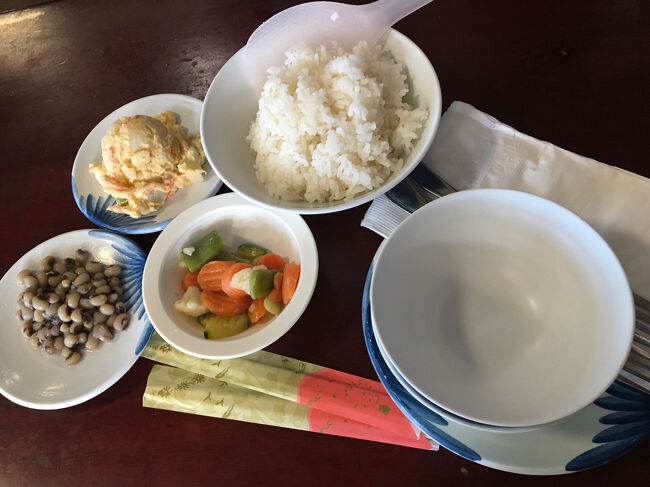 丼にごはんが大盛りになっています