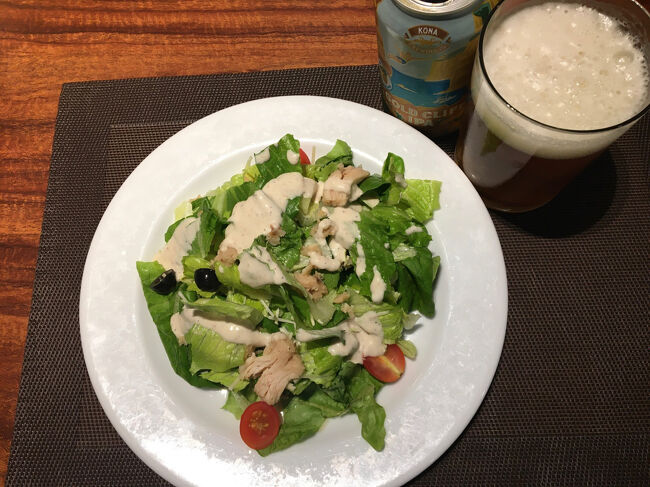 チキン・サラダとビール