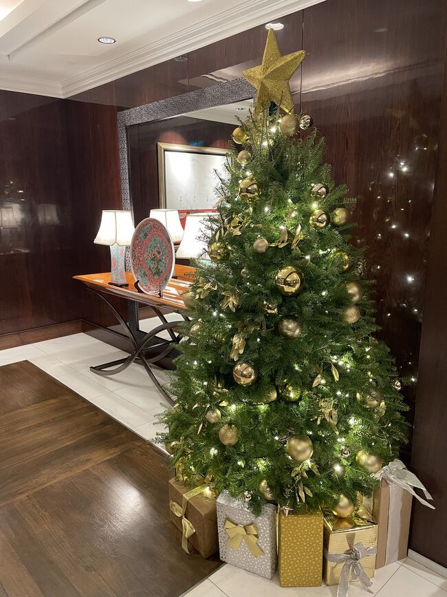 毎年同じ場所に飾られるクラブラウンジのツリー<br /><br />もう。。。最後かと思うと寂しくて泣けてくるわ。<br />