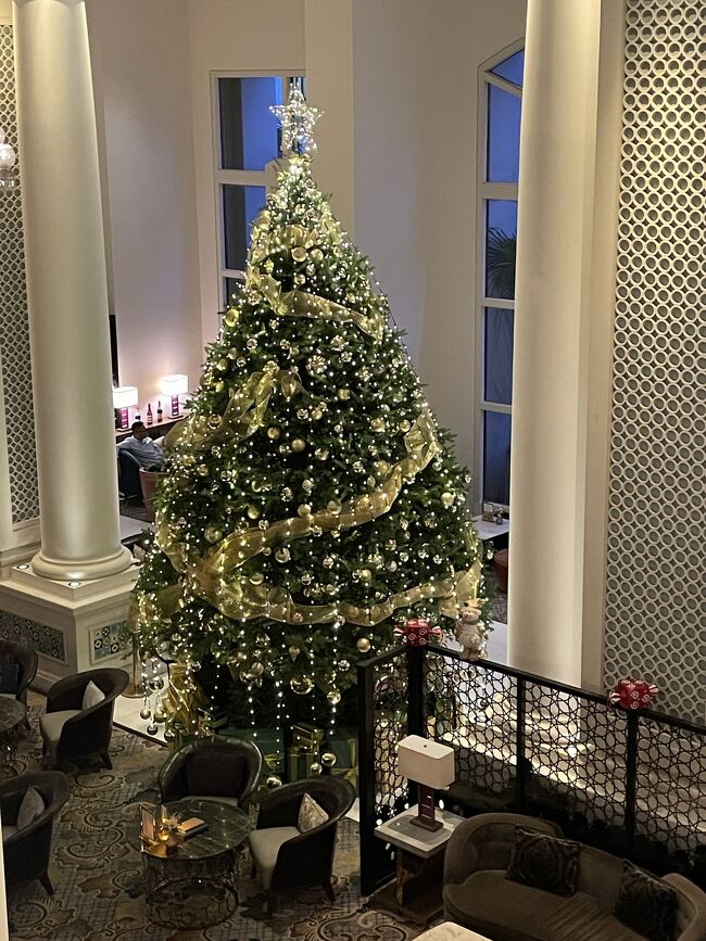 今年のツリーはゴールドです。<br />昨年はシルバーでした。<br />その前は何年もずっと青だったな。