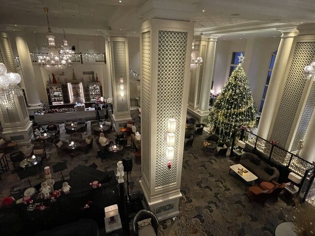 上から見たロビーラウンジ。<br /><br />若い頃は此方でのアフタヌーンティーも何度か楽しんだな。<br />量が多いのよね。＾＾；