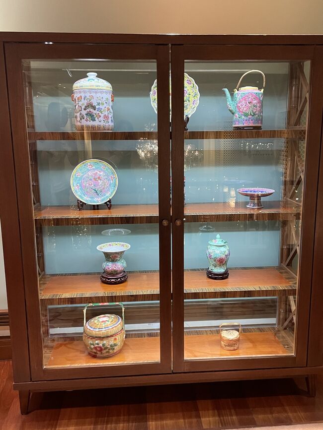 クラブラウンジへ続く廊下に飾ってあるプラナカン食器。<br /><br />以前はクラブラウンジにテーブルコーデされて置いてあり其れを見てプラナカン食器に興味を持ち、ついにはポタリージャングルまで買いに行くようになったのよね。<br /><br />