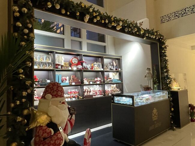 クリスマスのスイーツショップ<br />シュトレンを買いたいけれど、この後にバンコク３泊があるので諦めます。