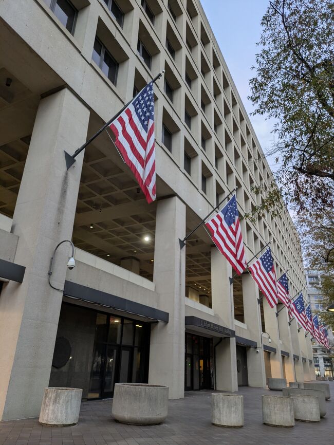 先ずは、羽田からワシントンへ。<br />ワシントンから宿までは電車で。<br />宿はドミトリー。それでも金額は高かった。。。<br />円安辛すぎる。<br /><br />建物で１番びっくりしたのは、FBIだった。<br />この位置ではなく、フォード劇場から見た時にびっくりした。<br /><br />玄関には、弾丸で撃たれた痕跡があったり、花壇がバリケードの役割をしていた。