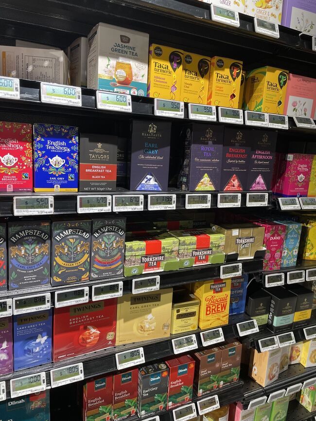 駅のスーパーで買い物<br /><br />イギリス紅茶が手に入るので毎回楽しみ。<br />夜食用のカットフルーツ（スイカとpomelo)<br />pomeloは我が家では勝手にザボンと呼んでいましたが、ネットで調べたら矢張りザボンや文旦と同じ物だそうです。<br /><br /><br /><br />